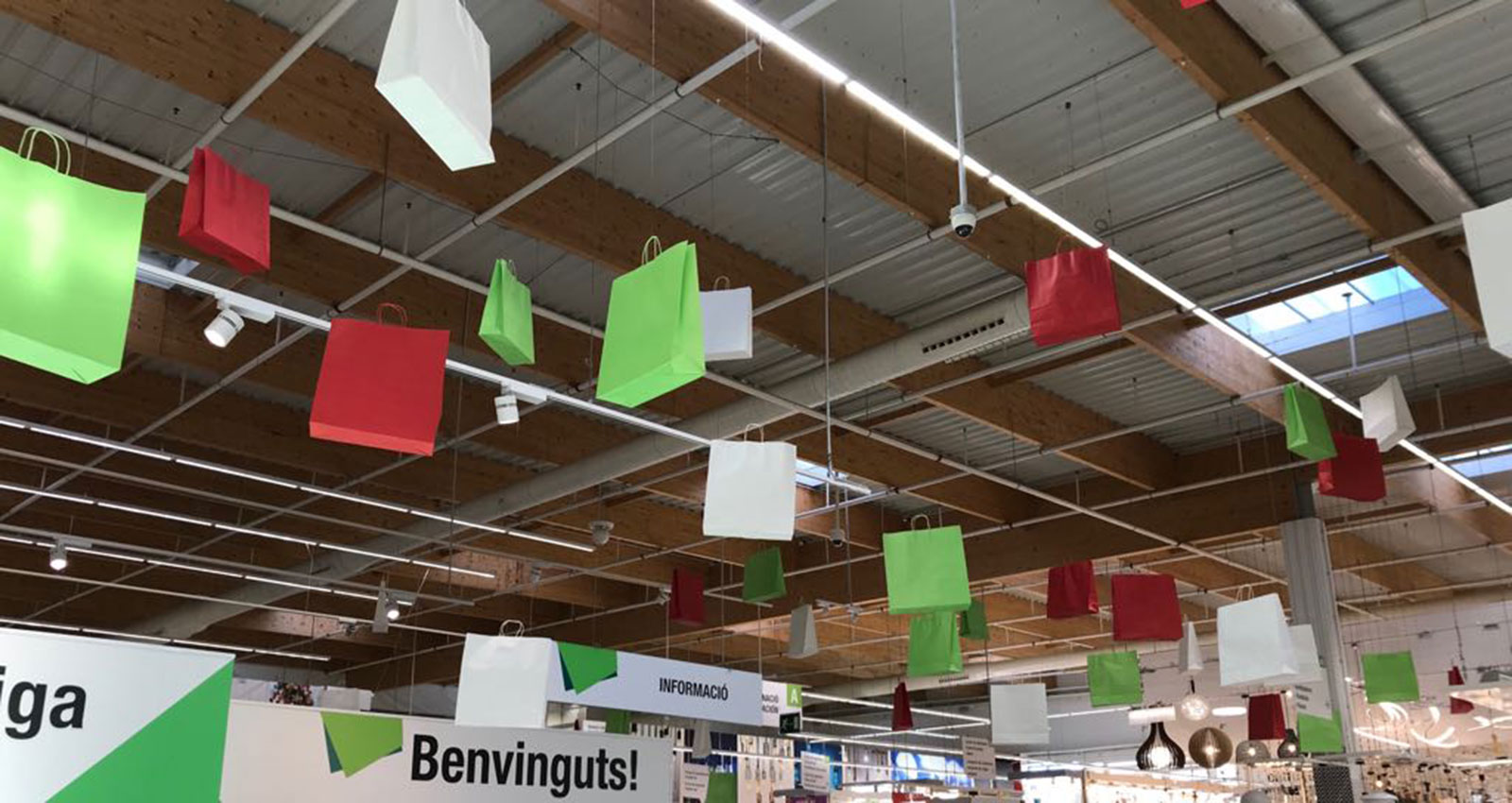 décoration de ballons pour l'anniversaire d'un magasin